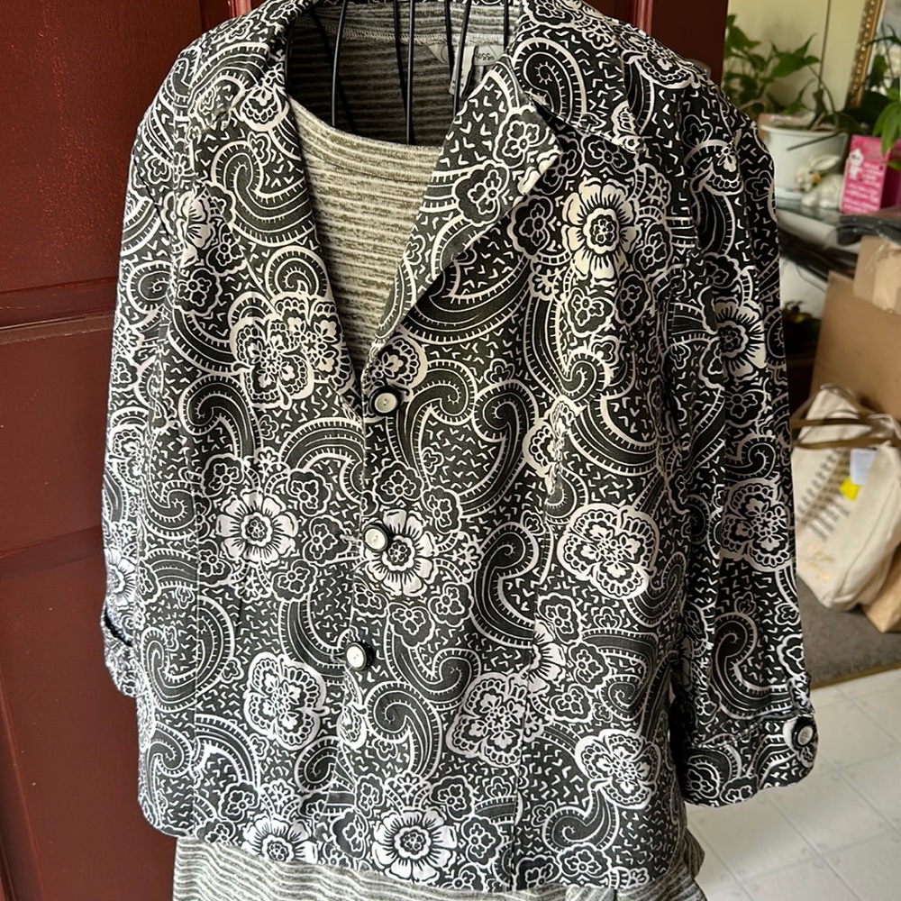 Dress  Barn black & white button front shirt jacket. XL fits like a large.